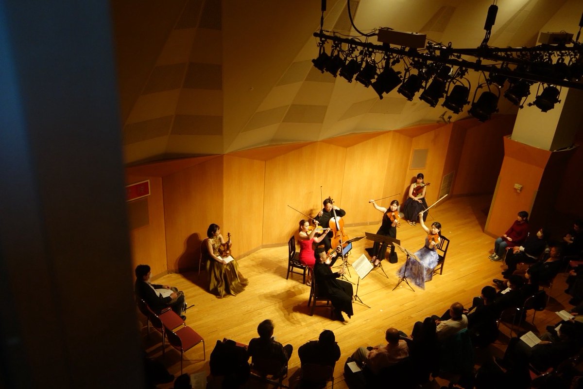 geidaitaromon's tweet photo. 2026年度の門下コンサートも無事に終演いたしました🙌お客さま、先生方、関係者のみなさまに心��ら感謝します。

モーツァルトの人生を追体験するようなプログラムでしたが、美しい音楽とは何か、音楽を楽しむとはどういうことか、門下生それぞれに感じ���ものがありました✨ https://t.co/4wqwRyur1n
