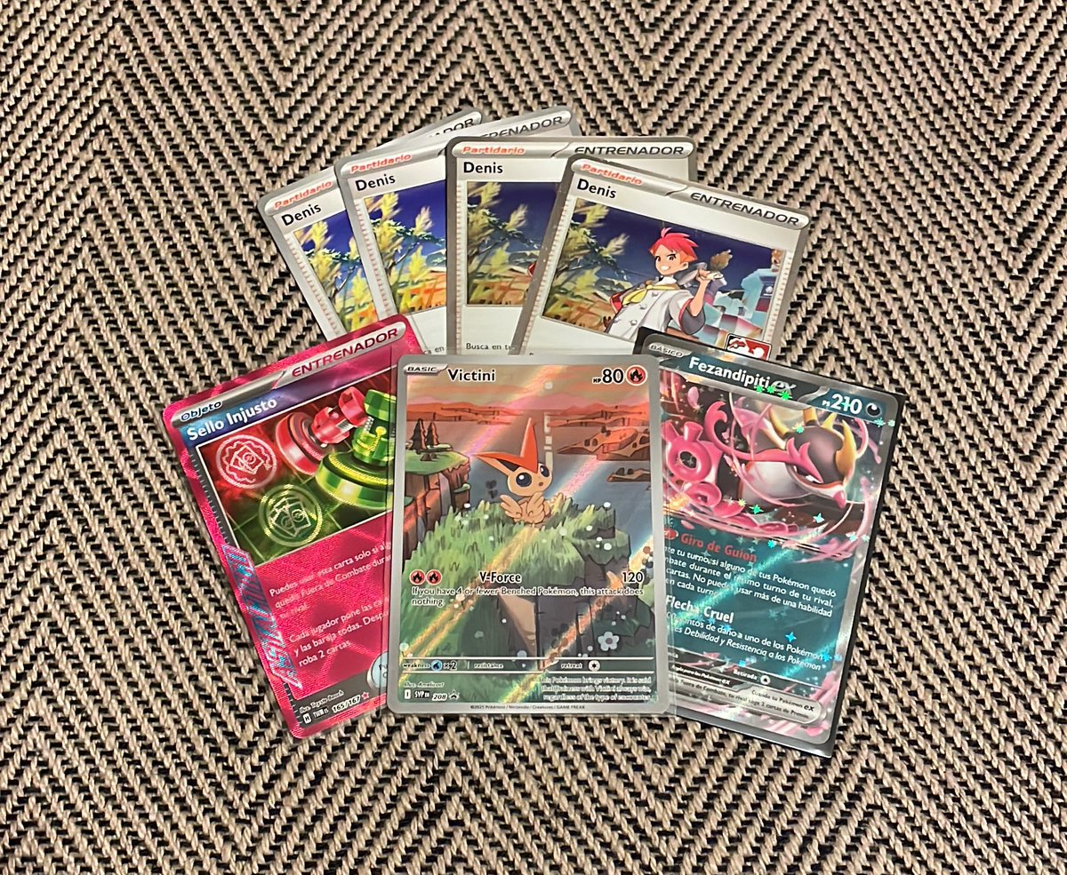 2 victorias de 3, para ser mi primera vez jugando en persona no me quejo 😁

No me tocó mucho, pero conseguí cambiar por algunas cartas que me faltaban (las de la foto del Victini) 😊

Eso sí la que más quería para mi baraja no la pude conseguir, Clefairy de Lylia voy a por ti 🫵