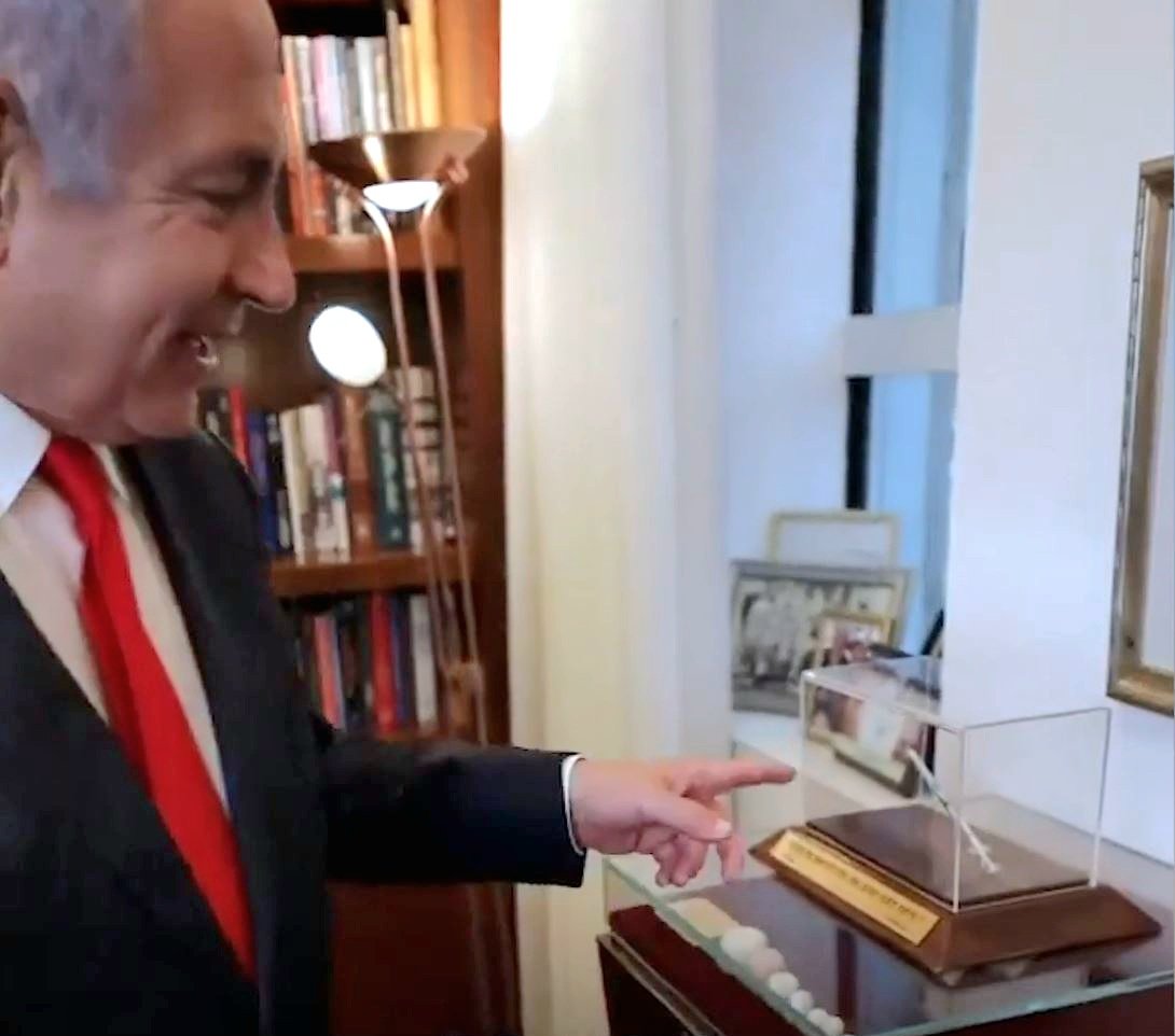 Red_Pill_US's tweet photo. It's probably nothing that Benjamin Netanyahu has a COVID-19 vaccine syringe mounted in a trophy case, proudly displayed in his office, right? https://t.co/tgL9lD4lwk