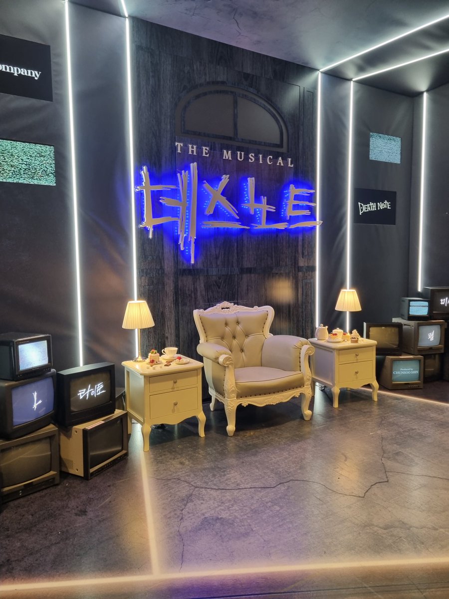 갑자기 생긴 개인적인 일 때문에
막공도 못 볼뻔 했는데 어찌저찌 보게되면서
정신없이 지나가버린 어제 ..
10월부터 시작한 장기전이었기에 시원하기도 했지만
또 여기가 이제끝이라는 생각과 들엘을 못 본다는 생각에
섭섭함 서운함이 밀려와서 또또 울었자나 ㅠㅠ
들엘 안우는데 나만 펑펑 울었자나