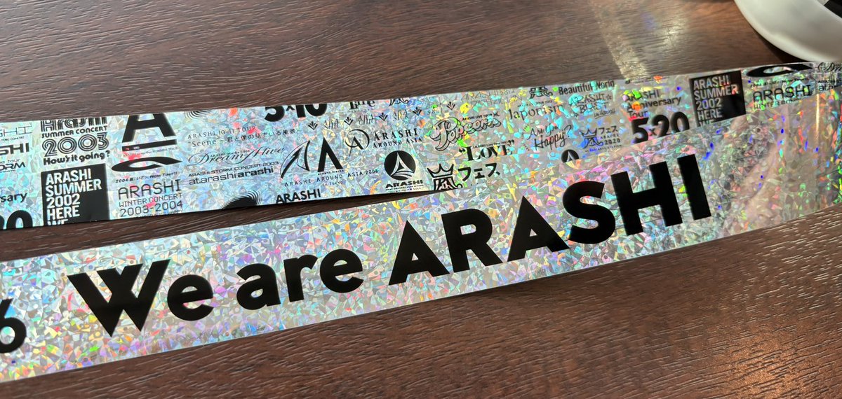LoZ_mrn's tweet photo. 銀テがどんな感じか見たいってって方をお見かけしたので、、、
嵐の今までのライブロゴと今回のツアータイトルが書かれてます！ちなみに片面ゴールドバージョンもあります！
#WeareARASHI https://t.co/pQQIIY5zRt