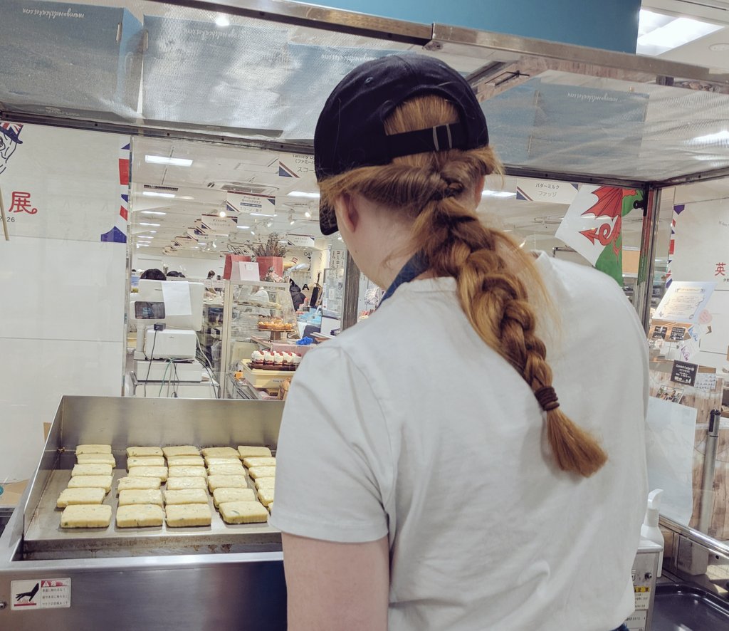 東京に暮らしてだいぶ経ちますが初めて大量のネギを持って新宿を歩きました。セイボリーウェルシュケーキのチーズ＆ネギが大変人気で嬉しい限りです！パブコーナーのロンドンプライドをあわせたらさぞかし美味しいだろうなと思っています。本日もケイトさんが美味しく焼いてくれています！是非！