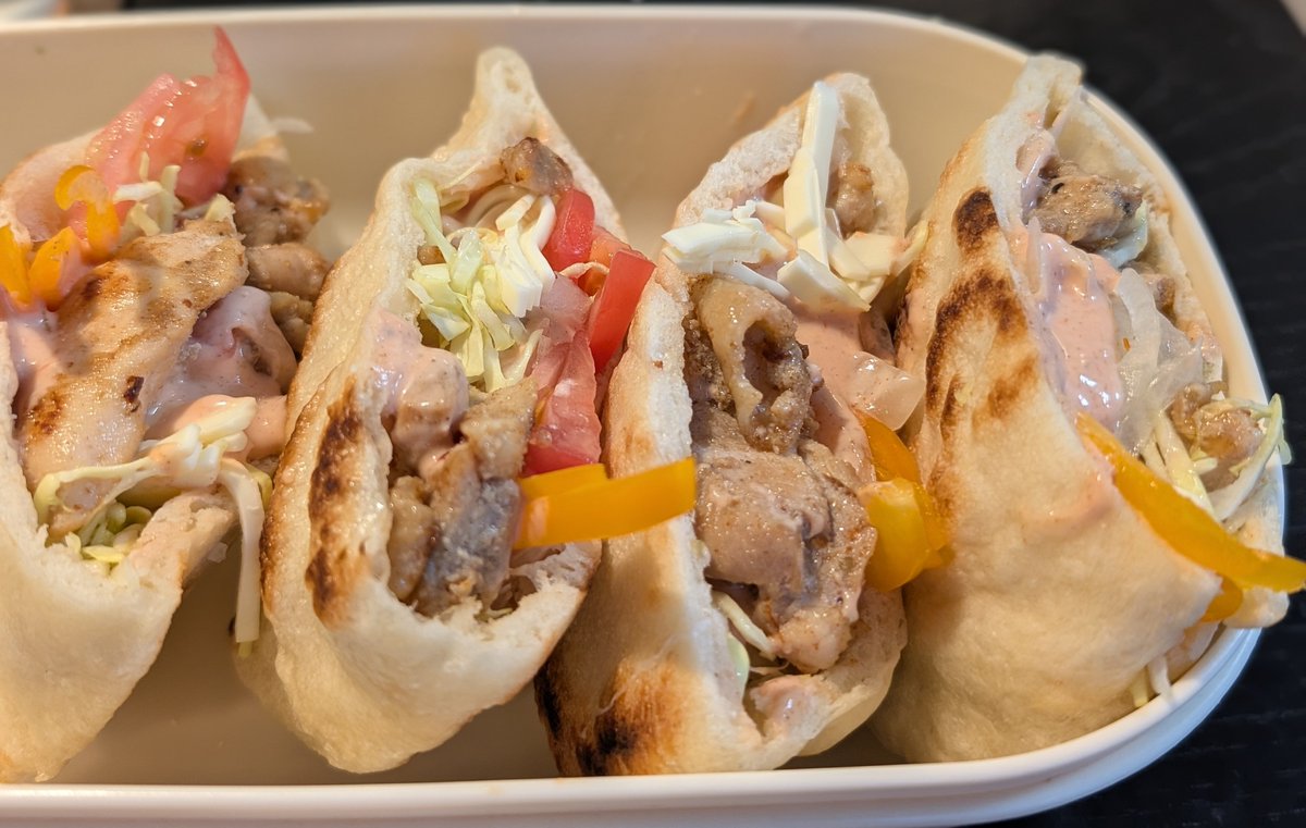 今日はピクニックです🥹
ピクニックといったら、ケバブですよね🥹
妻が作ってくれたピタパンに、昨日仕込んだ肉を焼いて、具とソースといっしょに、突っ込みました🥹

脳がぶっ壊れそうな味してます🤩

皆様良い休日を🙋🏻