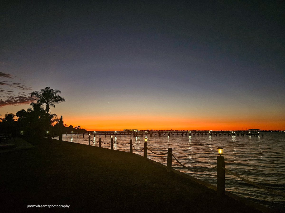 Jimmydreamsmb's tweet image. Tonight's cell phone picture of the peaceful blue hour over the Peace Rive in Punta Gorda, Fl. Visiting dear friends and enjoying the nice weather. 😀🌞
#Friendsforlife 
#BlessedAndGrateful
#sunsetvibes 
We all need some peace on earth.☮️💯