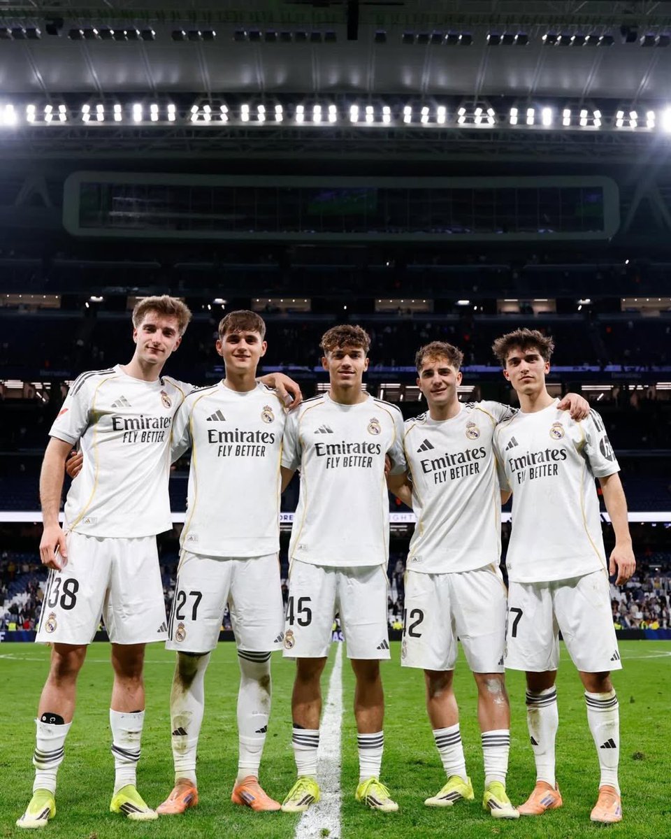 Sabes que va ser imposible encontrar el press banca libre por 2 horas cuando llegas al gimnasio y ves a este grupito turnándose: