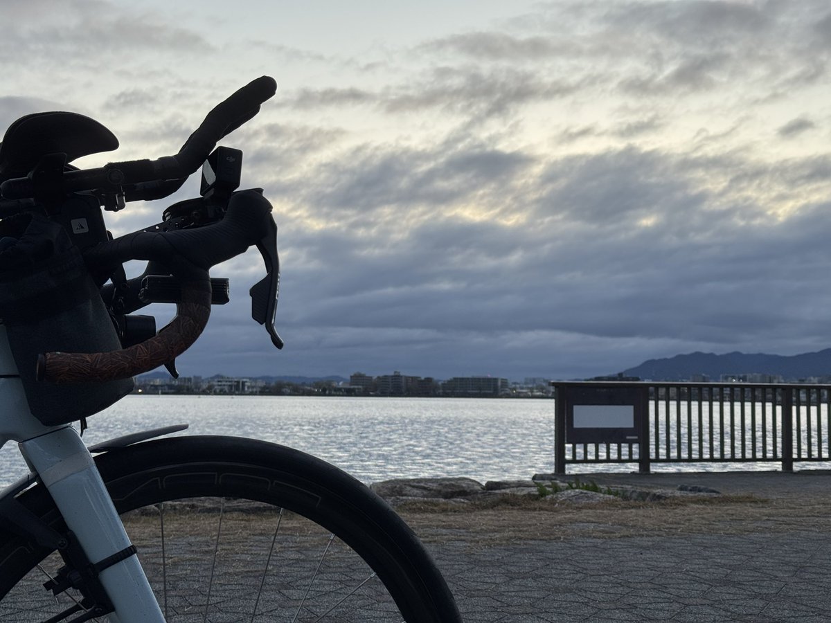 kanzakisenri's tweet image. 出勤前に琵琶湖を見に行くだけのライド。

最低気温が4℃で止まってくれるので気持ちよく早朝ライドできますね。

#カンザキ千里店 #FELT #ロングライド