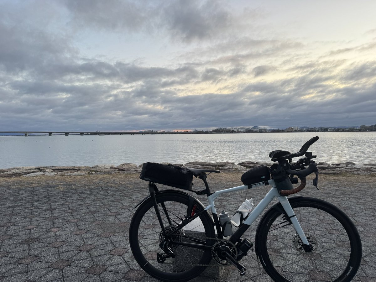 kanzakisenri's tweet image. 出勤前に琵琶湖を見に行くだけのライド。

最低気温が4℃で止まってくれるので気持ちよく早朝ライドできますね。

#カンザキ千里店 #FELT #ロングライド