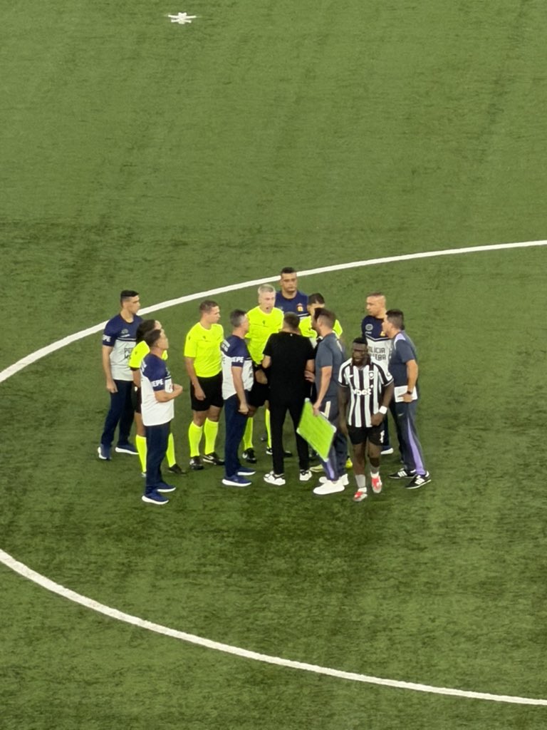 soyyleticia's tweet photo. Daronco apitou o fim do primeiro tempo e Anselmi foi rápido como um flash atrás do árbitro no meio campo. Bastos também estava por lá. https://t.co/zgpvSgGYMn
