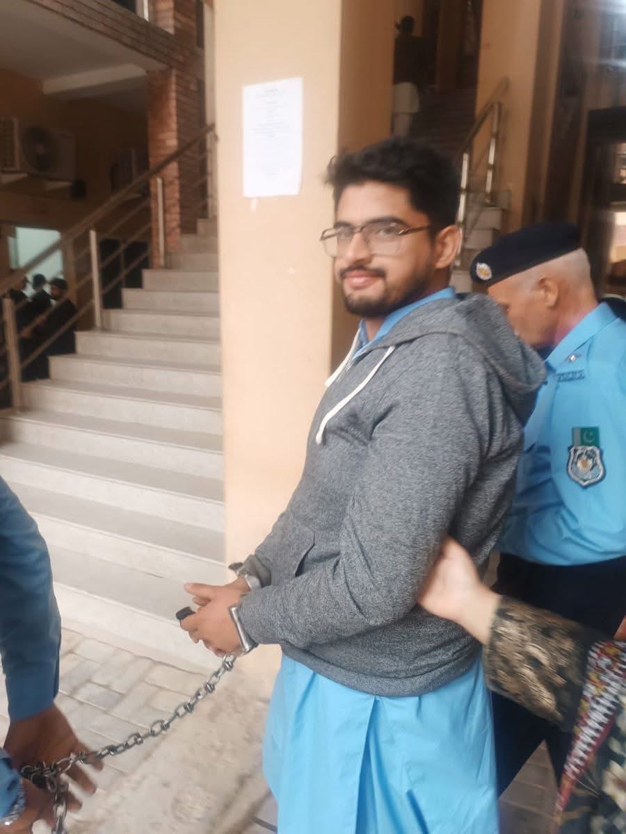 حیدر سعید کے لیے تمام ورکرز اواز اٹھاؤ حیدر سعید کا جرم صرف عمران خان کو پمزہسپتال منتقل کرنے والی ویڈیو بنانا ہے رات کے ایک دو بجے یہ خان کا دیوانہ جاگتا رہا صرف عمران خان کی گاڑی کی دیدار کرنے کے لیے . ❤