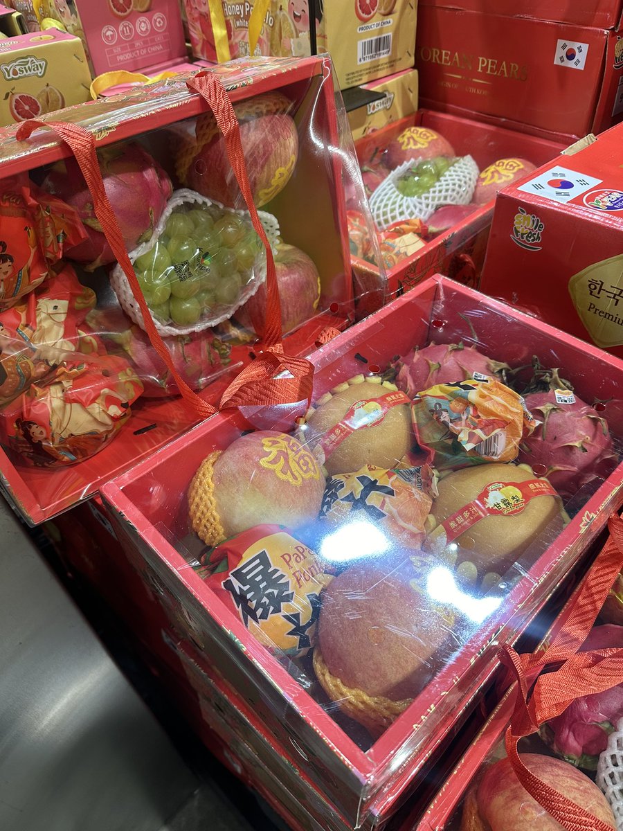 Valrivan's tweet photo. fruit gift box plus chiikawa soder https://t.co/DMHUjjly5c