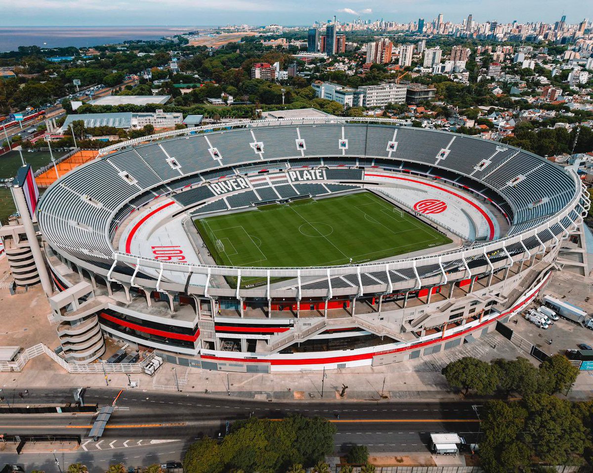 RamiroAlvarez's tweet photo. 🏟️‼️ INFORMACIÓN IMPORTANTE

⚠️ A partir de este domingo, por obras de la Ciudad, permanecerá CERRADA la calle La Pampa entre Av. Lugones y Av. Figueroa Alcorta.
La misma no podrá utilizarse para el ingreso ni el egreso al estadio Mâs Monumental.

❤️🤍 Ingreso al estadio

🚘 Autos: quienes lleguen por Av. Lugones deberán doblar en Av. de los Ombúes e incorporarse a Av. Figueroa Alcorta en dirección al estadio.

🚎 Micros: deberán doblar por Av. Dorrego e incorporarse a Av. Figueroa Alcorta.

Egreso

↩️ Se habilitará un contracarril en la Av. Figueroa Alcorta hasta Av. de los Ombúes para quienes se dirijan hacia el centro.
⬆️ Quienes se dirijan hacia el norte podrán hacerlo por calle Echeverría.