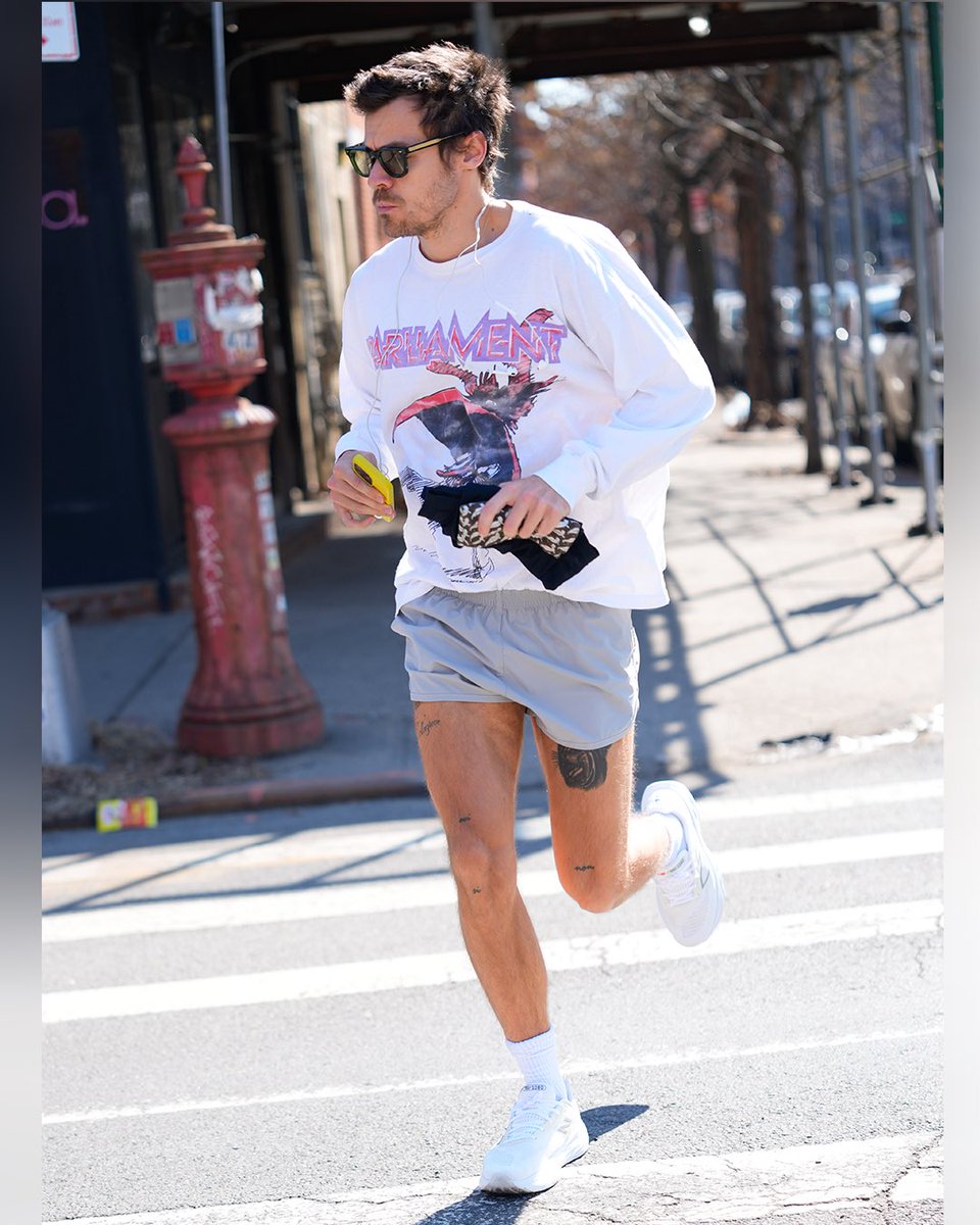 ComplexSneakers's tweet image. Harry Styles spotted exercising in NYC in the New Balance Fresh Foam X 1080v14 👟