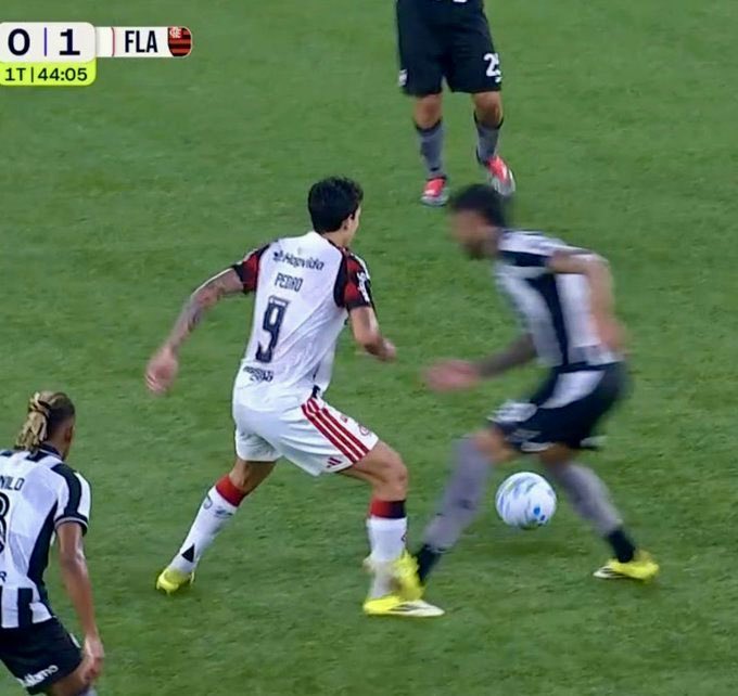 InflamadosOfc's tweet photo. - Pisão CLARO no Pedro, que resultou no gol de falta do Léo Pereira.

- Puxão CLARO na camisa do Pedro sendo último homem, que resultou na expulsão do Barboza

Mas time e torcida do Botafogo não se constrangem em reclamar de arbitragem. https://t.co/m53qfGxV46