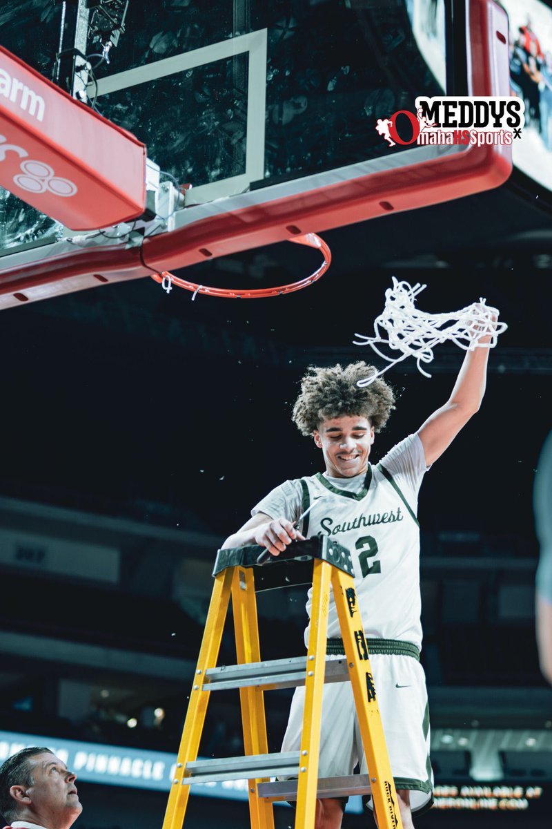 Barstool(BOYS BASKETBALL CHAMPS)HAWKS tweet media