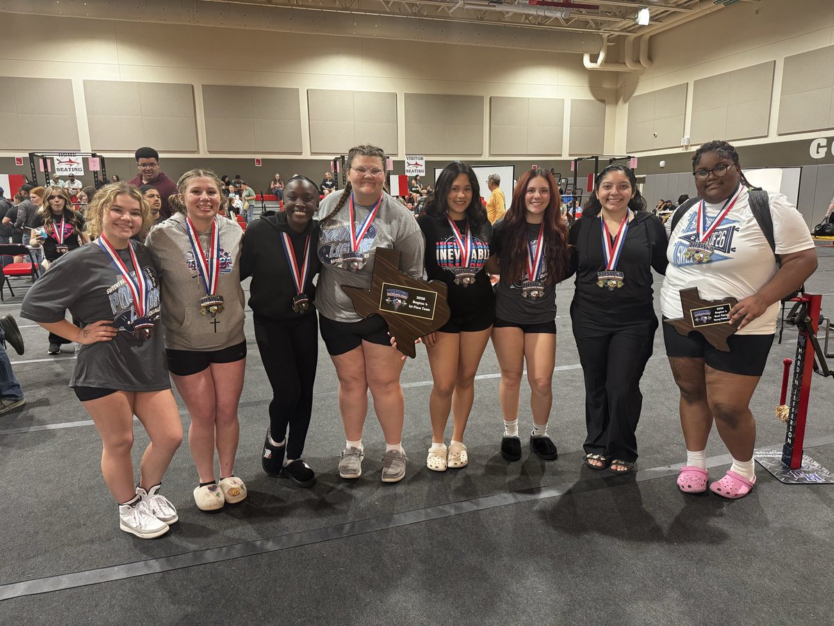 CoachRobRobbins's tweet photo. Proud of our Sweeny Bulldog Powerlifting State Qualifiers. HUGE shoutout to our girls for bringing home the Regional Championship. Discipline, toughness, and commitment to the work set them apart. The job’s not finished. Stay #Hungry! #GATA #StateBound https://t.co/iGQ4SfmDAq