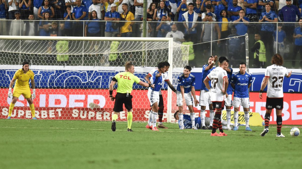 CRFStatContador's tweet photo. Gols de falta pelo Flamengo desde 2021 (quebra do tabu de 3 anos):

2021:
1 – Andreas Pereira (x Juventude)

2022:
2 – Arrascaeta (x Nova Iguaçu)

2023:
3 – Arrascaeta (x Atlético-MG)

2024:
4 – Léo Pereira (x Madureira)
5 – De La Cruz (x Atlético-GO)
6 – David Luiz (x Cruzeiro)

2025:
7 – De La Cruz (x Central Córdoba)
8 – Arrascaeta (x Sport)

2026:
9 – Léo Pereira (x Botafogo)

Léo Pereira faz o seu 2º gol de falta pelo CRF e iguala De La Cruz. Arrascaeta tem 3.

O Flamengo já marcou 474 gols de falta em sua história; Zico é o recordista do Clube com 47 tentos.