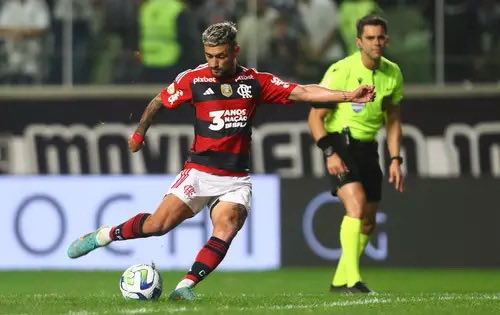CRFStatContador's tweet photo. Gols de falta pelo Flamengo desde 2021 (quebra do tabu de 3 anos):

2021:
1 – Andreas Pereira (x Juventude)

2022:
2 – Arrascaeta (x Nova Iguaçu)

2023:
3 – Arrascaeta (x Atlético-MG)

2024:
4 – Léo Pereira (x Madureira)
5 – De La Cruz (x Atlético-GO)
6 – David Luiz (x Cruzeiro)

2025:
7 – De La Cruz (x Central Córdoba)
8 – Arrascaeta (x Sport)

2026:
9 – Léo Pereira (x Botafogo)

Léo Pereira faz o seu 2º gol de falta pelo CRF e iguala De La Cruz. Arrascaeta tem 3.

O Flamengo já marcou 474 gols de falta em sua história; Zico é o recordista do Clube com 47 tentos.
