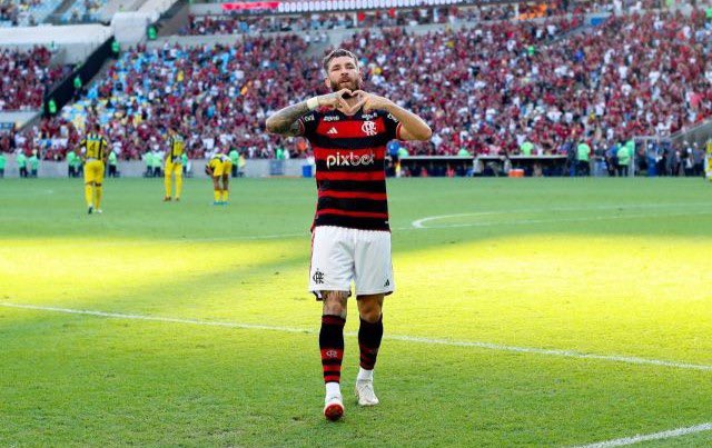 CRFStatContador's tweet photo. Gols de falta pelo Flamengo desde 2021 (quebra do tabu de 3 anos):

2021:
1 – Andreas Pereira (x Juventude)

2022:
2 – Arrascaeta (x Nova Iguaçu)

2023:
3 – Arrascaeta (x Atlético-MG)

2024:
4 – Léo Pereira (x Madureira)
5 – De La Cruz (x Atlético-GO)
6 – David Luiz (x Cruzeiro)

2025:
7 – De La Cruz (x Central Córdoba)
8 – Arrascaeta (x Sport)

2026:
9 – Léo Pereira (x Botafogo)

Léo Pereira faz o seu 2º gol de falta pelo CRF e iguala De La Cruz. Arrascaeta tem 3.

O Flamengo já marcou 474 gols de falta em sua história; Zico é o recordista do Clube com 47 tentos.