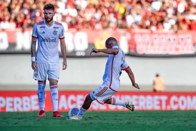 CRFStatContador's tweet photo. Gols de falta pelo Flamengo desde 2021 (quebra do tabu de 3 anos):

2021:
1 – Andreas Pereira (x Juventude)

2022:
2 – Arrascaeta (x Nova Iguaçu)

2023:
3 – Arrascaeta (x Atlético-MG)

2024:
4 – Léo Pereira (x Madureira)
5 – De La Cruz (x Atlético-GO)
6 – David Luiz (x Cruzeiro)

2025:
7 – De La Cruz (x Central Córdoba)
8 – Arrascaeta (x Sport)

2026:
9 – Léo Pereira (x Botafogo)

Léo Pereira faz o seu 2º gol de falta pelo CRF e iguala De La Cruz. Arrascaeta tem 3.

O Flamengo já marcou 474 gols de falta em sua história; Zico é o recordista do Clube com 47 tentos.