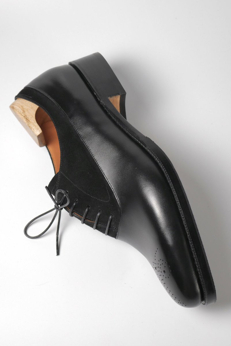 革靴は豊かな履き物だと思います。

足を守り歩くための道具でありながら、
そこに美しさや装飾、文化、情緒がある。

機能だけで終わらず、
心まで豊かにする履き物。

だから革靴は、
工芸に近い存在だと思っています。