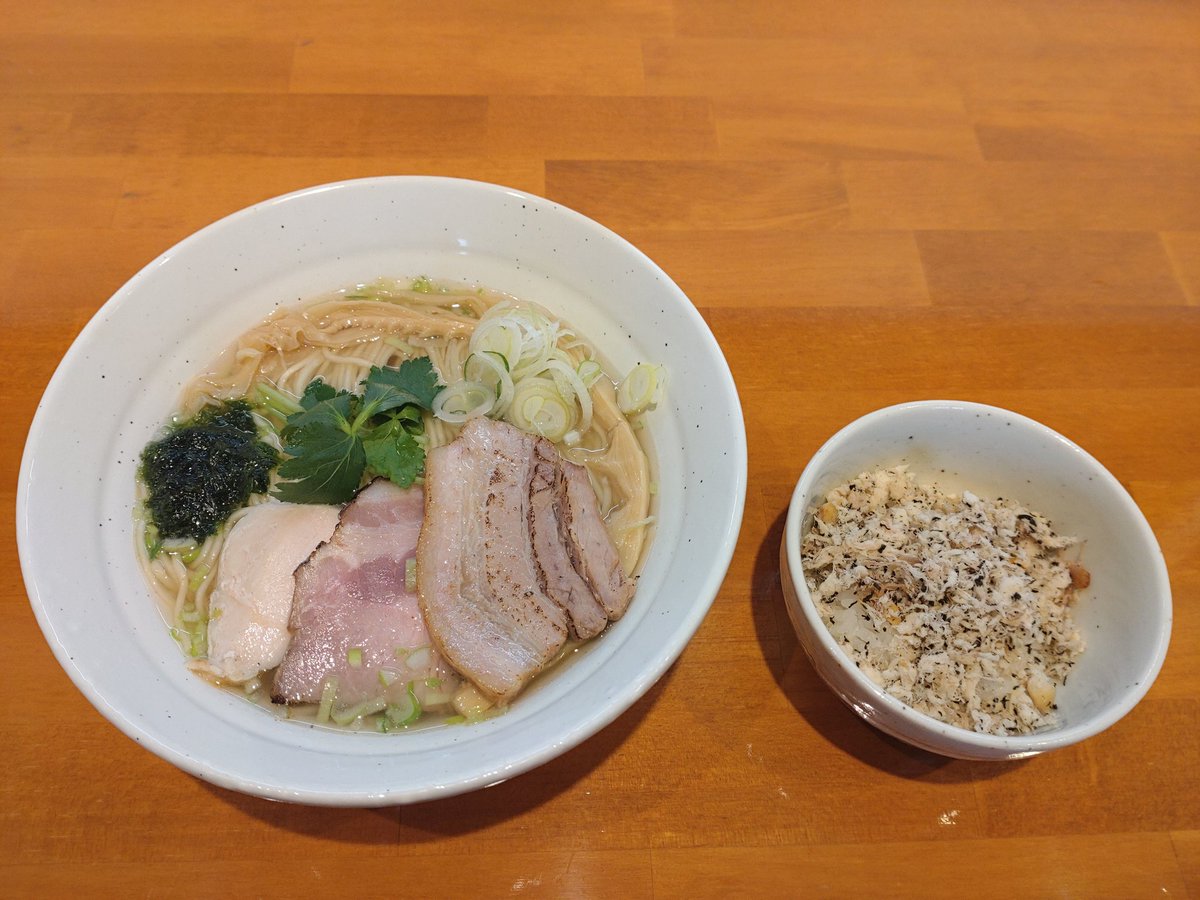 0220tomoe's tweet photo. 只今の期間限定メニュー「焼鯛だしらぁめん」は本日最終日となります。
鯛茶漬け付きがオススメです。

ランチタイムのパート、アルバイト募集もしております。勤務日は要応談で週2〜4日程です。
よろしくお願いします https://t.co/G2geCriraO