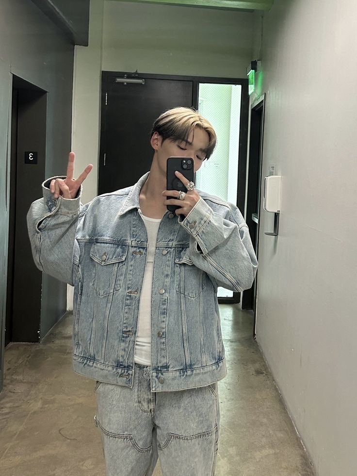 merlionkingdom's tweet photo. Jeans &amp; Sports 🩵👟🍬

#forEVERjidoriday #connectForEVER #psychicfever #繋がろフォーエバー #RYOGA https://t.co/KCnVsra7pH