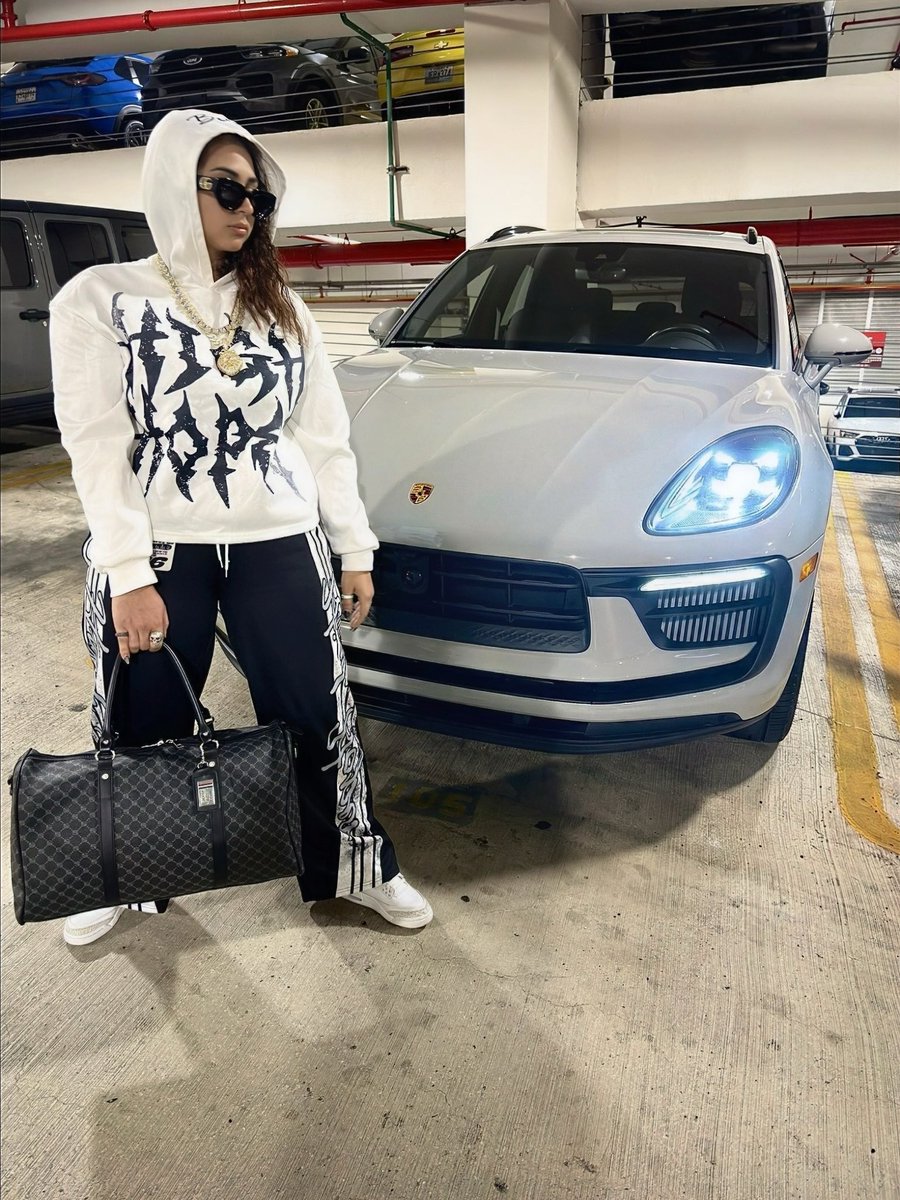 ٧ E L E M A tweet media