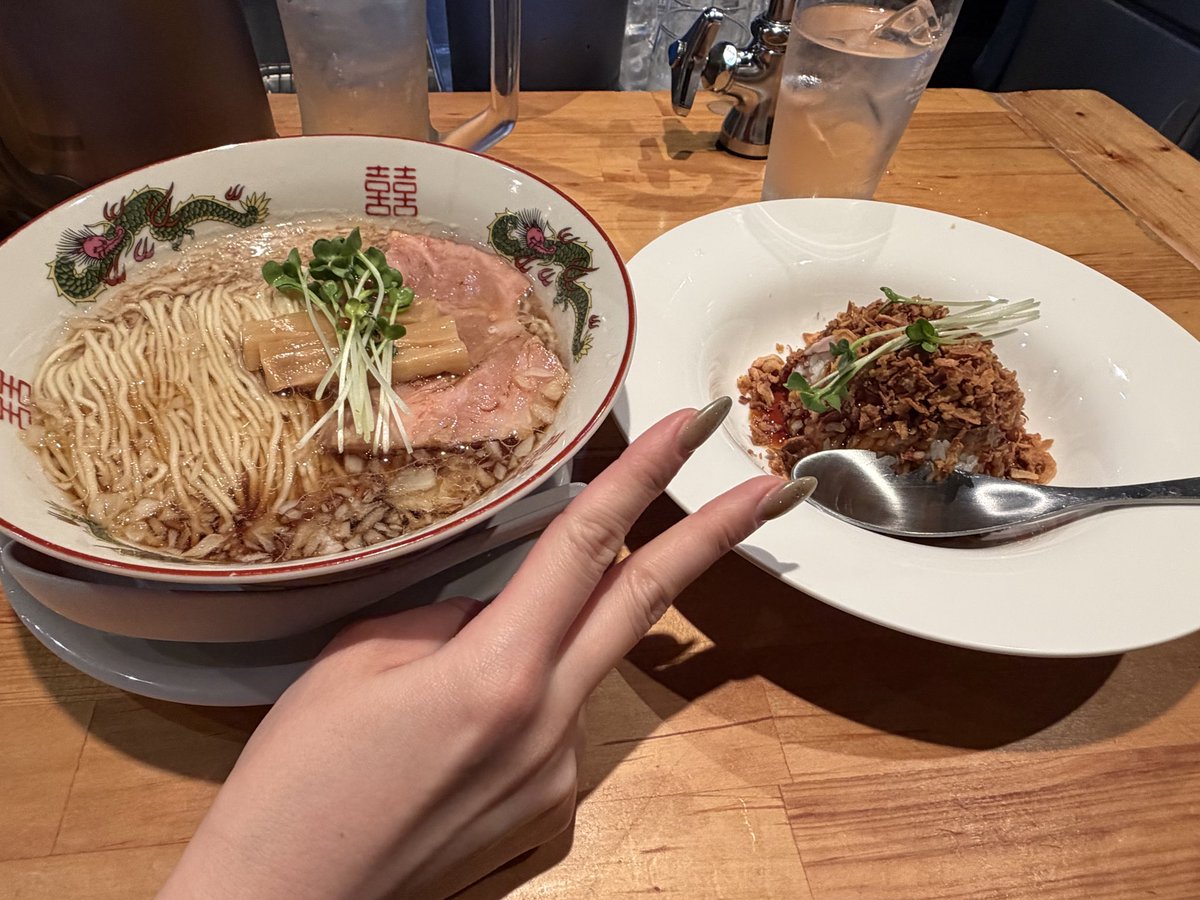 kinokok545's tweet photo. 国領駅目の前、ラーメンいしかわ屋跡地にラーメン屋新しくできてたのでGO🚶🍜
醤油ラーメン➕肉丼セット¥1300
いしかわ屋よりは美味かった
肉丼は肉少なすぎて物足りないが見た目は良き
毎週新メニュー追加するらしく来週は塩ラーメン追加らしい
とりあえずリピあり店 https://t.co/LbLfVXKxB3