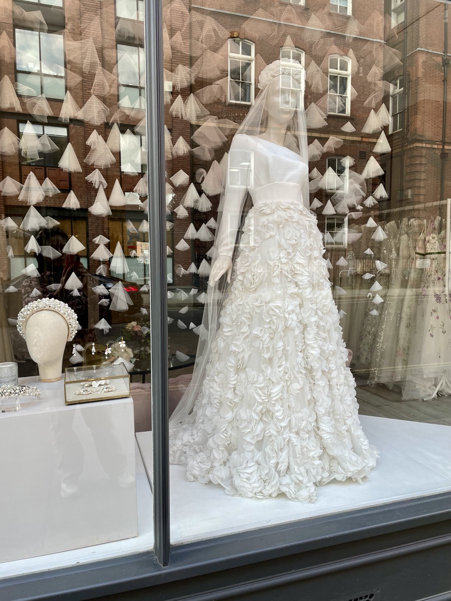 MinGreenwich's tweet photo. 10 Apr 2024 - Took a solo trip to nearby South Kensington where I was fascinated by the high-end shops &amp; elegant residences. If I gain permission to walk into the private garden, mum'd be the 1st person I accompany to sit on the bench together everyday. https://t.co/hFGbcL3Stw