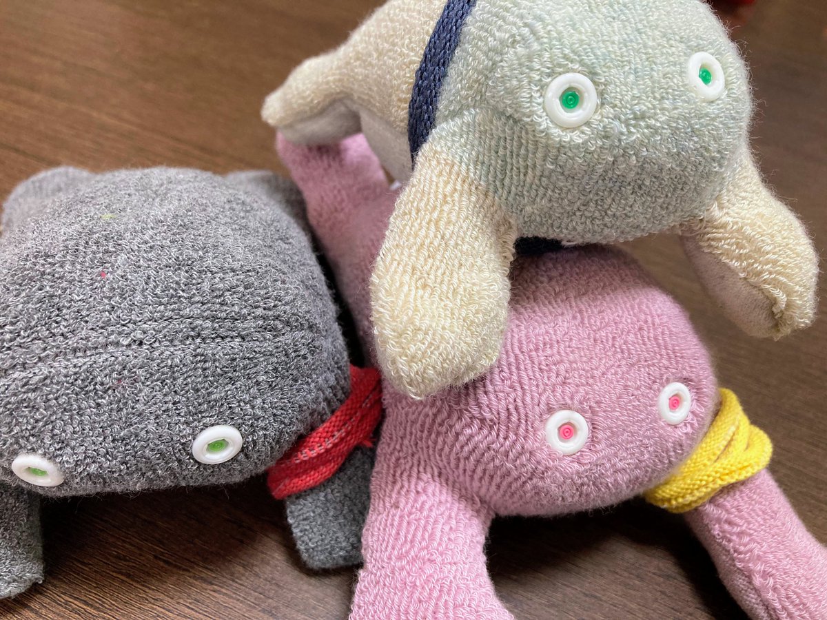 achachako's tweet photo. おそようございます☀
ずーっとほしかったクツシタ人がやっと我が家に!ようこそ!!!
絶妙な色使いがカワイイし、大中小いて、娘2人がいない現在の我が家3人みたい(ピンクが一番でかいのも一緒😆)で良き✨
靴下リサイクルの子たち、皆さまもいかがですか?
良い1日を✨😊
#kontex
#クツシタ人 https://t.co/Y2oEFYa5lo