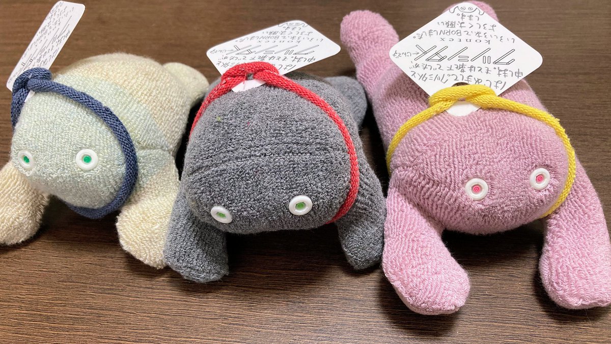 achachako's tweet photo. おそようございます☀
ずーっとほしかったクツシタ人がやっと我が家に!ようこそ!!!
絶妙な色使いがカワイイし、大中小いて、娘2人がいない現在の我が家3人みたい(ピンクが一番でかいのも一緒😆)で良き✨
靴下リサイクルの子たち、皆さまもいかがですか?
良い1日を✨😊
#kontex
#クツシタ人 https://t.co/Y2oEFYa5lo