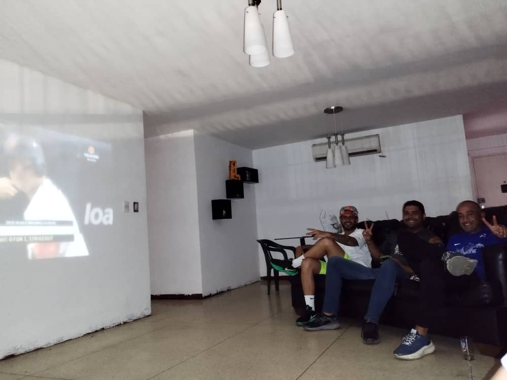 LarriPrez1's tweet photo. Ya estamos arriba .... Vamos Venezuela #beisbolxteleven #televen @Canal_Televen https://t.co/9kzLxFyhfM