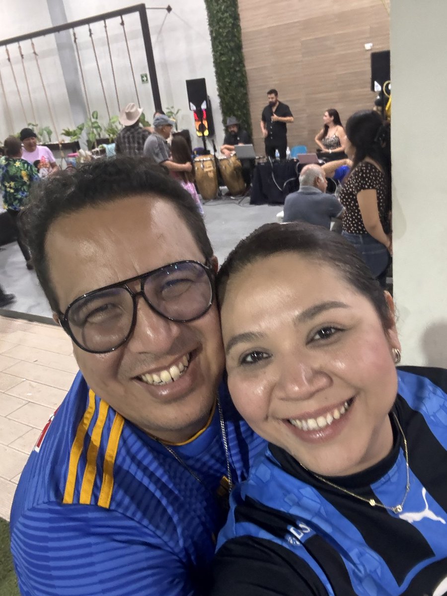 adrixmoreno84's tweet photo. #FinisimoPartido
 Saludos a los fans #1 el profe Moreno en poza rica  y al tío chalo https://t.co/X5na9OtBsr