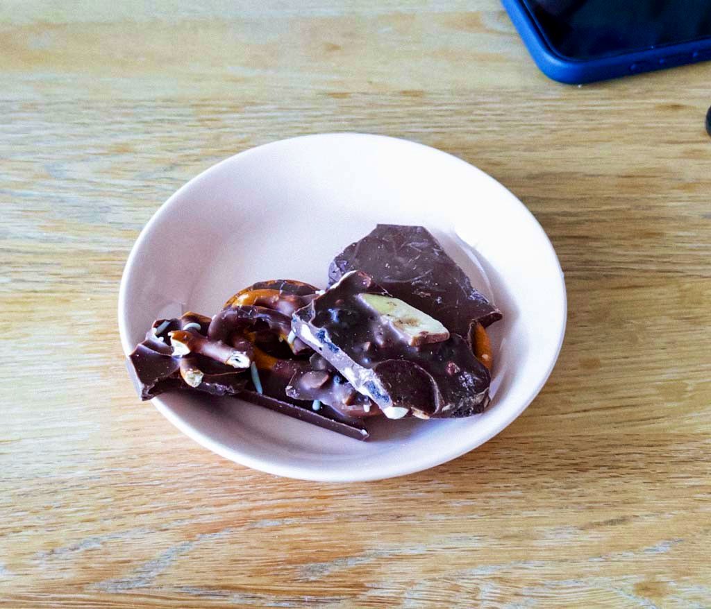 mimico_3355's tweet photo. おめざはホワイトデーに貰ったチョコ
旦那氏とわけて食べる
#KOBECHOCO #Buddychocolate https://t.co/xSpBVUvMIM