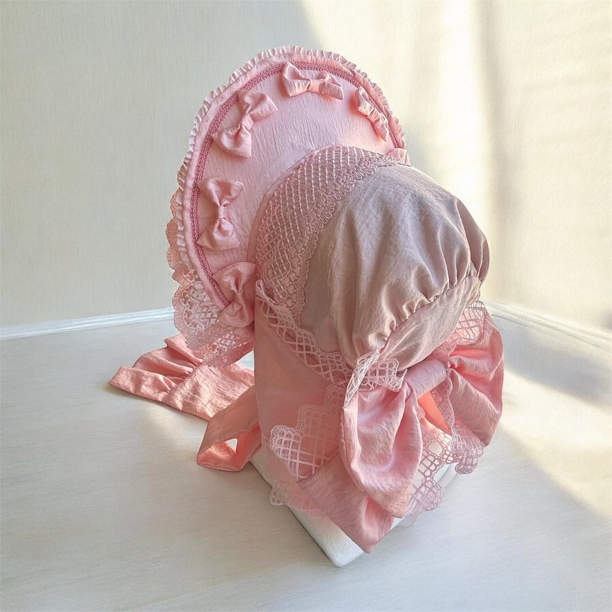 姫ロリ ボンネット
自然光で撮るとこんな感じです
控えめな光沢とシャリ感のある
シワ加工サテン生地をつかいました
ボリュームありますが軽いです♪

#GLM14 #ゴスロリマーケット
