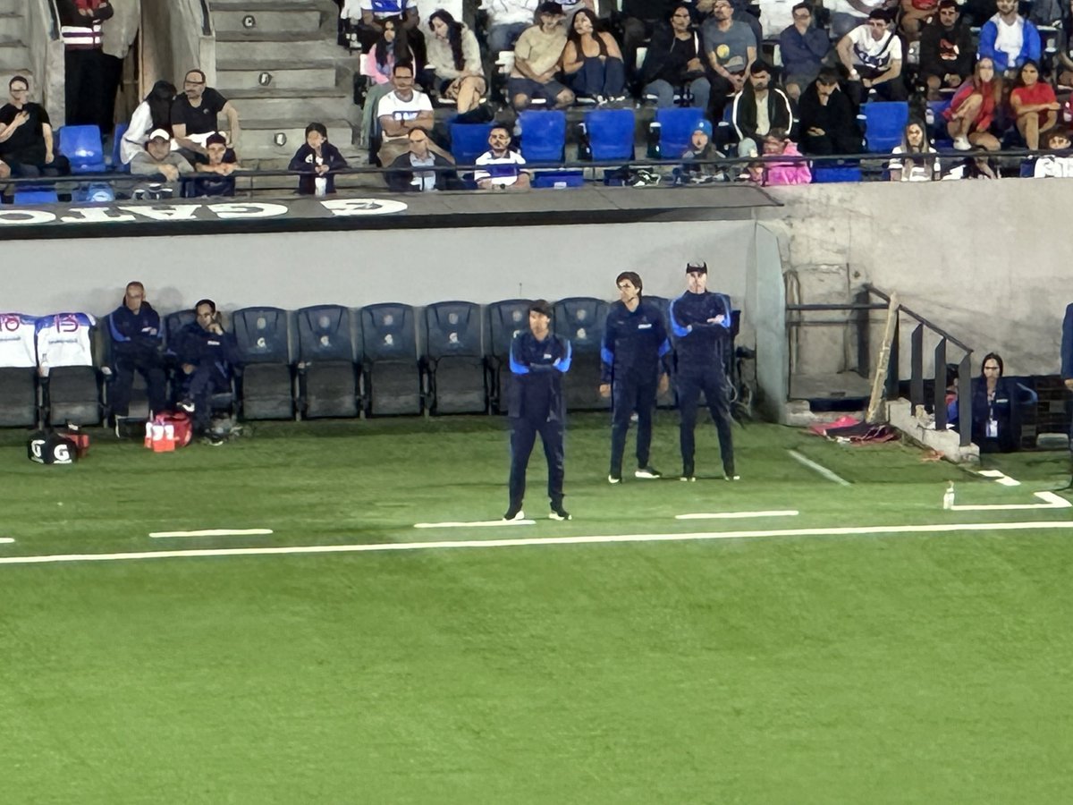 Y #Garnero NO HACE CAMBIOS!!!!

Que estar pensando este weon??? 
Que estamos jugando la raja??? 
No hemos llegado en todo el 2do tiempo??
Ya me me está acabando la paciencia con este weon!
#LosCruzados