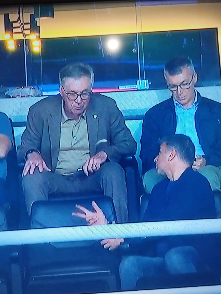 "não, Carlo, não dá pra convocar o Varela, ele é uruguaio"