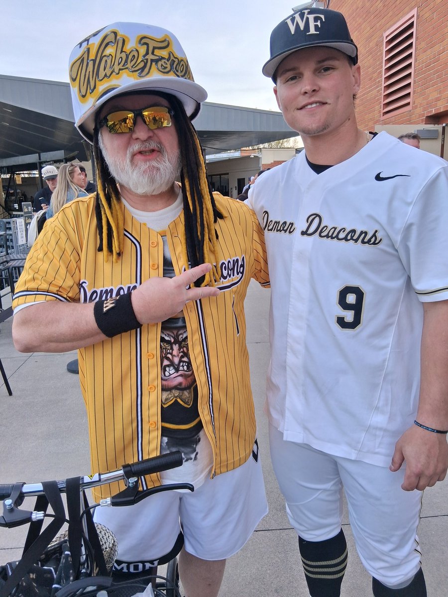 1Captain Deacon tweet media