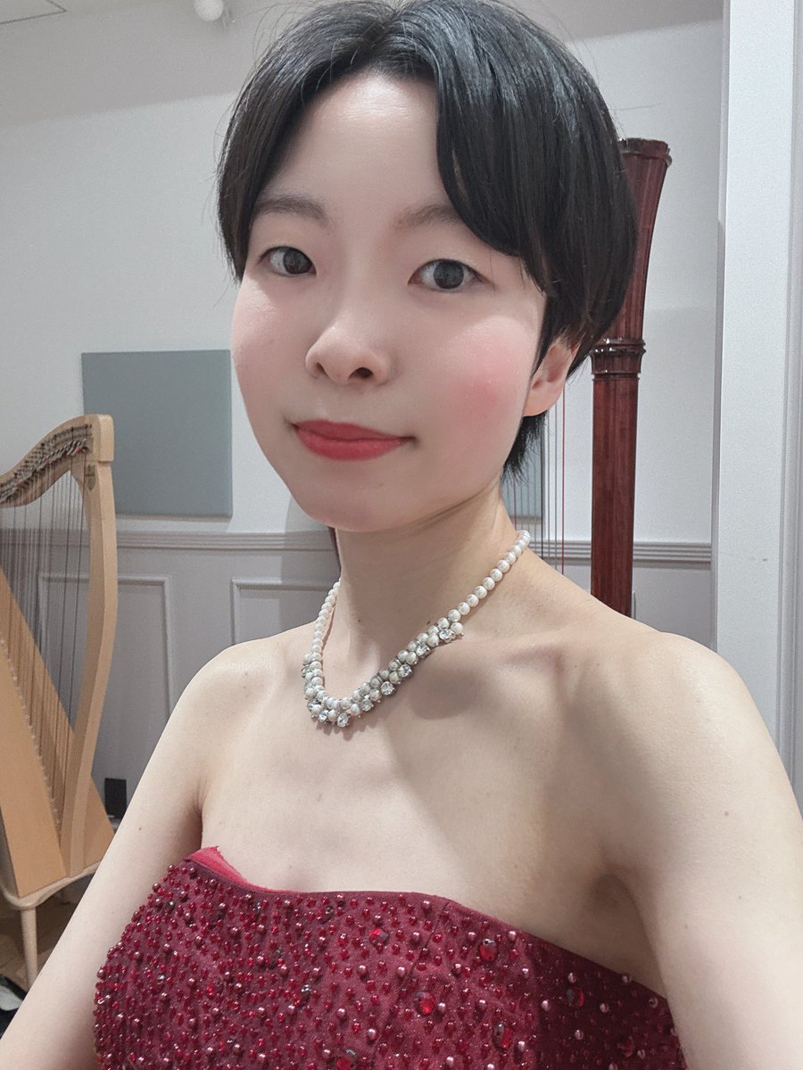 iso_lamusique's tweet photo. おはよう��ざいます♪
本日は羽を伸ばしつつ、今週末のコンクール伴奏の準備の予定!
昨日の演奏会の衣装の小話を。
今回、Dexibellさんの演奏会の出演が決まった時、
この素敵な赤いピアノにちなんで、ドレスも絶対赤!と決めていました❣️
@dirigentjp
@dexibellMI https://t.co/04IE1gKd2f