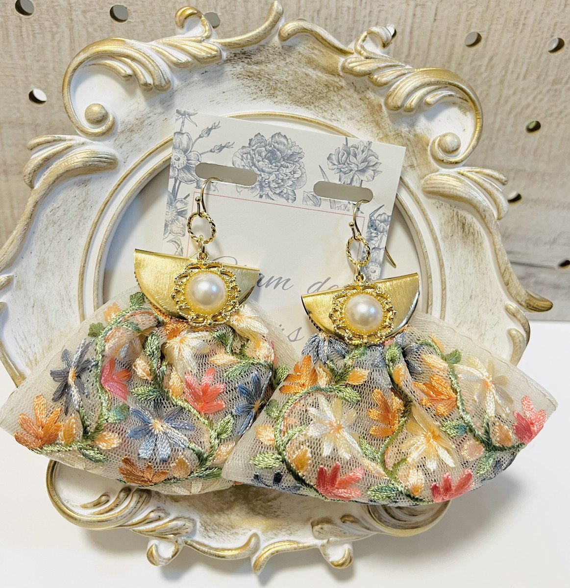 可愛いリボン手に入れたので耳飾りにして春コミ持ってきます！