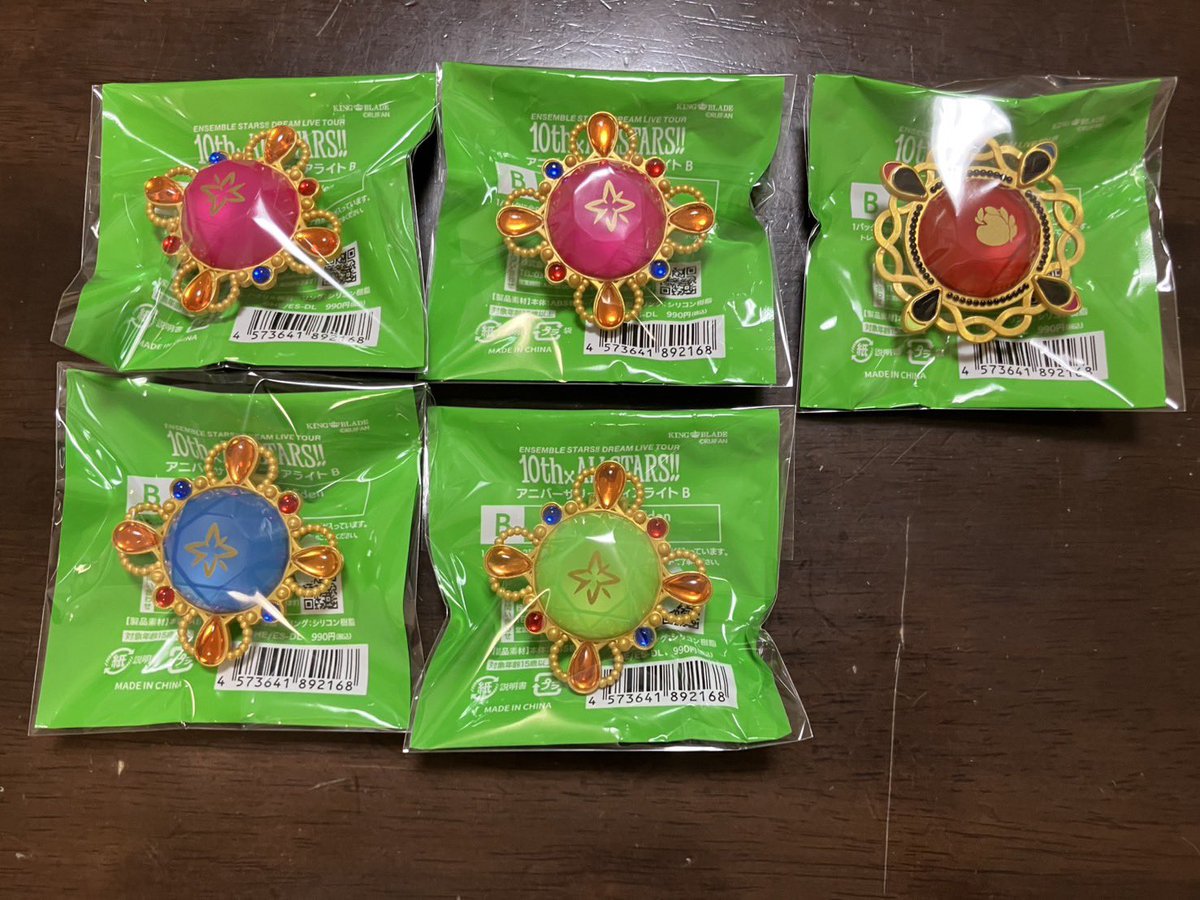 Taro47526's tweet photo. 【交換】
あんスタ スタライ 10th リングライト アニバーサリースフィアライト

【譲】スバル 真緒 北斗 真 凪砂

【求】ジュン1

3/15 幕張メッセ 昼公演前後
手渡しでのお取引希望です。
検索からでもお気軽にお声がけください！ https://t.co/YArm0WtxX6