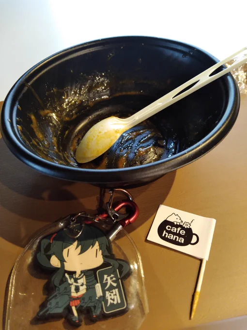 やはぎカレー完食っ美味い(*'Д`)チキンカレーのやはぎカレーはピリ辛スパイシーで鶏肉がゴロゴロ入ってお店で食べたときと同じ満足感◎さつま芋とズッキーニ?の素揚げが付け合わせなのもグッドオススメ #旅する艦娘 #カレー #うまいづる