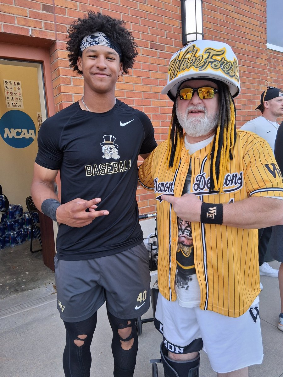 1Captain Deacon tweet media