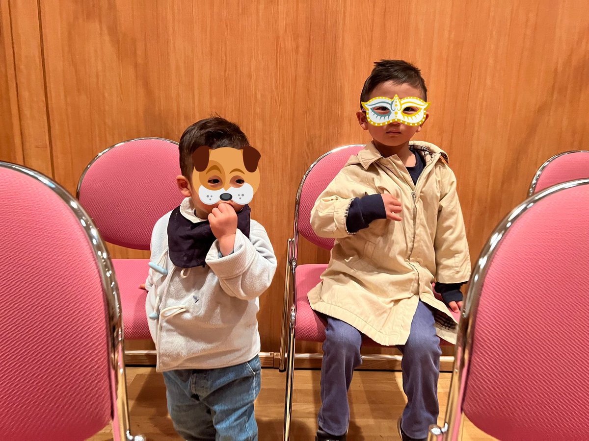 riepark_viola's tweet photo. 息子達もリハーサルにはちょくちょく参加✨✨
「ごめんなさい〜」とモーツァルトの音楽に合わせて替え歌まで作って歌っています。

(長男4歳は、本番を聴きたいと泣いていたのですが😭　泣く泣く外のモニター観戦。
2歳差の下の子がいるとイベント参加難しいですね) https://t.co/JfNnStgwXT