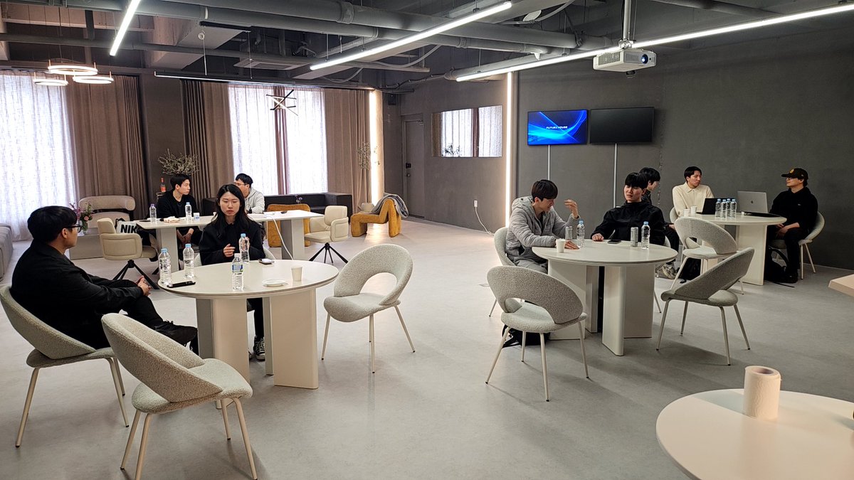 skkrypto's tweet photo. SKKrypto는 청담 퓨처하우스에서 정기 세션을 성공적으로 진행했습니다 🚀

이번 세션에서는 블록체인의 역사와 핵심 기술을 체계적으로 학습하고,
리서치팀장님과 개발팀장님께서 향후 프로젝트 방향성과 비전을 공유해 주셨습니다.

또한 구성원들이 함께 블록체인의 현재와 미래에 대해 심도 있게 논의하며
지식과 인사이트를 확장하는 뜻깊은 시간을 가졌습니다.

앞으로도 SKKrypto는 지속적인 학습과 실전 프로젝트를 통해
블록체인 생태계에 기여하는 커뮤니티로 성장해 나가겠습니다.

이번 학기에도 많은 관심과 응원 부탁드립니다.

#SKKrypto #Blockchain #Crypto #Web3 #BuildTheFuture