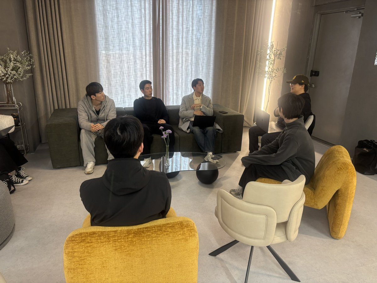 skkrypto's tweet photo. SKKrypto는 청담 퓨처하우스에서 정기 세션을 성공적으로 진행했습니다 🚀

이번 세션에서는 블록체인의 역사와 핵심 기술을 체계적으로 학습하고,
리서치팀장님과 개발팀장님께서 향후 프로젝트 방향성과 비전을 공유해 주셨습니다.

또한 구성원들이 함께 블록체인의 현재와 미래에 대해 심도 있게 논의하며
지식과 인사이트를 확장하는 뜻깊은 시간을 가졌습니다.

앞으로도 SKKrypto는 지속적인 학습과 실전 프로젝트를 통해
블록체인 생태계에 기여하는 커뮤니티로 성장해 나가겠습니다.

이번 학기에도 많은 관심과 응원 부탁드립니다.

#SKKrypto #Blockchain #Crypto #Web3 #BuildTheFuture