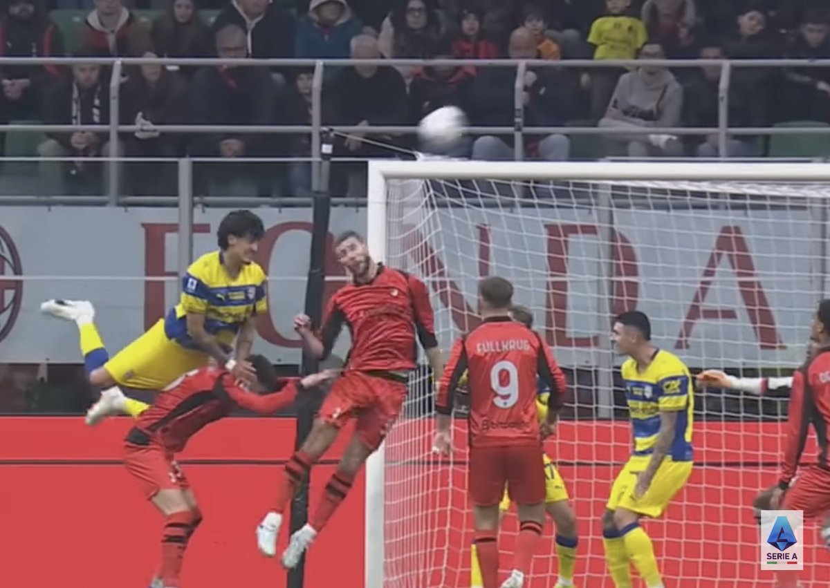 PietroGalloni's tweet photo. @Federic00365340 @Mattia91721653 @raffaelecaru Non so che replay abbia visto tu, ma questo è un frame preso dal video ufficiale su YouTube della LegaSerieA. Come si vede chiaramente, il pallone è ancora alto e Troilo, ancora prima di colpire il pallone, ha già le mani appoggiate su Bartesaghi. Guarda meglio prima di parlare https://t.co/R8PIZHHJT1