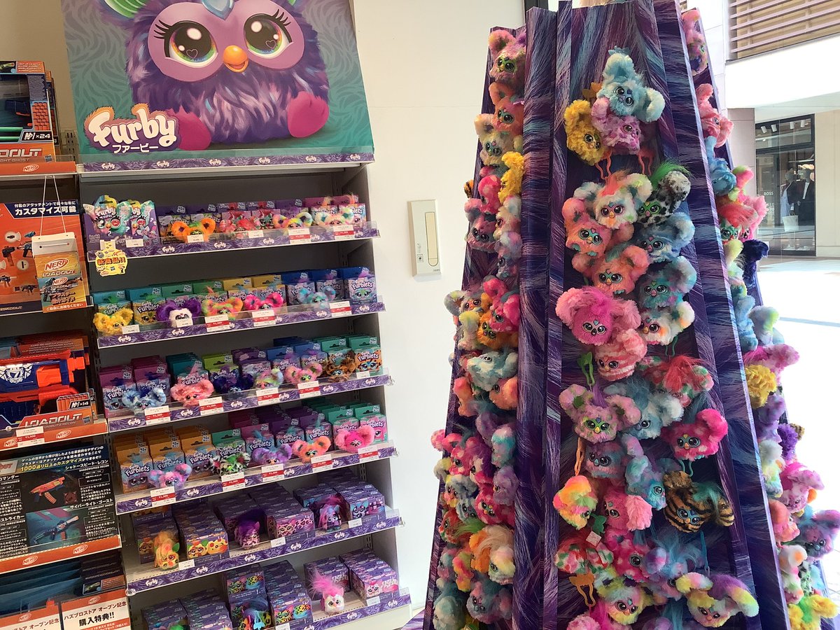 Hasbro_Store_JP's tweet image. おはようございます✨

今日は　#HasbroStore #三井アウトレットパーク滋賀竜王　
オープンしてから大人気なファービーのコーナーをご紹介🫶🏻

実際に触ったり遊べるものもあるので是非遊びに来てください💐

本日オープン３日目も皆様のご来店をお待ちしております😽🩵

#Furby
#ファービー