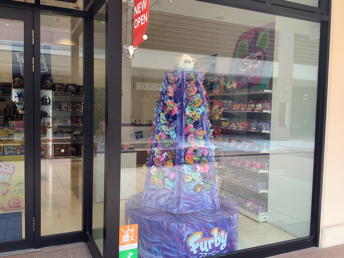 Hasbro_Store_JP's tweet image. おはようございます✨

今日は　#HasbroStore #三井アウトレットパーク滋賀竜王　
オープンしてから大人気なファービーのコーナーをご紹介🫶🏻

実際に触ったり遊べるものもあるので是非遊びに来てください💐

本日オープン３日目も皆様のご来店をお待ちしております😽🩵

#Furby
#ファービー