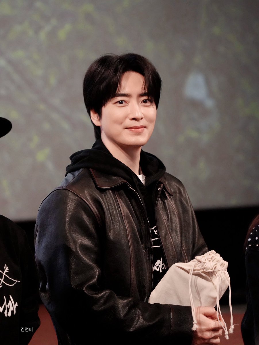 생일 주간 나눔했던 엽서 사진 공유합니다
혓바닥을 놓칠수 없어 선택된 사진😋😋
#이준혁 #오레오명절나눔